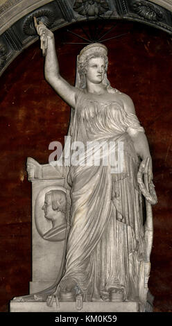 Poète Giovanni Battista Niccolini 1877, par Pio Fedi (1815–1892) .monument funéraire - tombe de Santa Croce ( la Basilique de Santa Croce est la principale église franciscaine de Florence ) Italie ( la sculpture représente la liberté de la poésie, qui tient une lyre dans sa main droite et une couronne de laurier dans sa main gauche. La chaîne brisée symbolise la tyrannie vaincue. ) Eglise et Musée de Santa Croche, par Leon Battista Alberti 1470 Florence Italie ( la Basilique de Santa Croce église franciscaine de Florence, Italie. e Piazza di Santa Croce, Toscane italienne, Italie, Banque D'Images