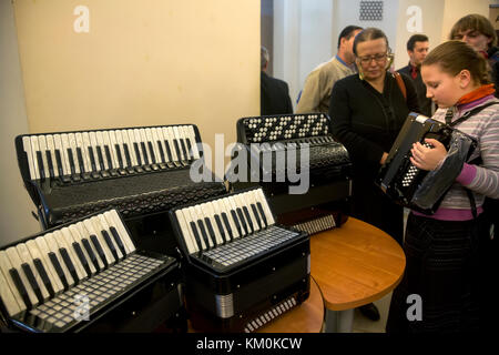 Nouveau accordéons se trouvent sur la table dans le hall de l'Académie russe de musique gnesins dans le centre de Moscou au cours de l'international bayan competitio Banque D'Images