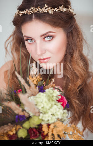 Belle Mariée avec mariage bouquet sur fond blanc Banque D'Images