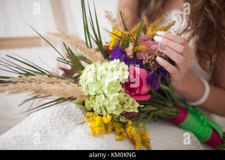 Beau mariage bouquet de roses dans les mains de la mariée. Banque D'Images