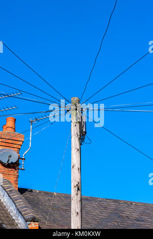 Sur la tête des fils téléphoniques par le pôle. Northampton, Royaume-Uni Banque D'Images