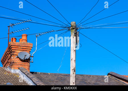 Sur la tête des fils téléphoniques par le pôle. Northampton, Royaume-Uni Banque D'Images