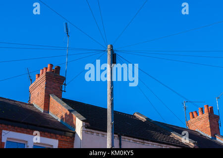 Sur la tête des fils téléphoniques par le pôle. Northampton, Royaume-Uni Banque D'Images