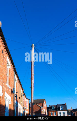 Sur la tête des fils téléphoniques par le pôle. Northampton, Royaume-Uni Banque D'Images