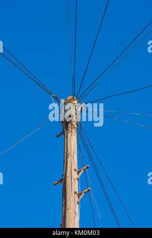 Sur la tête des fils téléphoniques par le pôle. Northampton, Royaume-Uni Banque D'Images