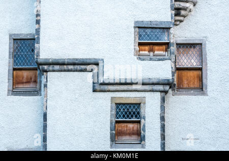 Treillis bizarres fenêtres avec volets, 17ème siècle maison Marchand hanséatique, agneaux House, Leith, Edinburgh, Scotland, UK, un bâtiment classé de catégorie Banque D'Images