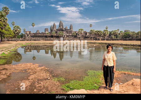 Femme khmère posant devant Angkor Wat à Siem Reap, Cambodge. Angkor Wat est un site de renommée mondiale classé au patrimoine mondial de l'UNESCO. Banque D'Images