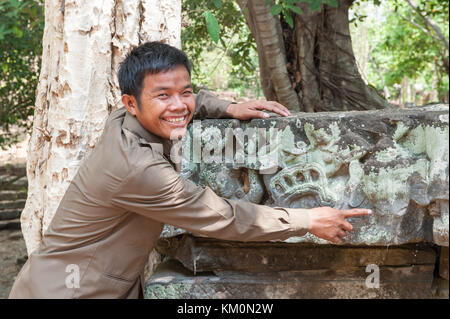 Jeune homme khmer à Banteay Kdei directeurs à Siem Reap, Cambodge. construit en 12 et 13 ème siècle, ce temple était connu comme "la citadelle des chambres". Banque D'Images