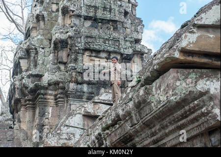 Jeune homme khmer guidant à Banteay Kdei à Siem Reap, Cambodge. Construit en 12-13ème siècle ce temple était connu comme «la citadelle des chambres». Banque D'Images