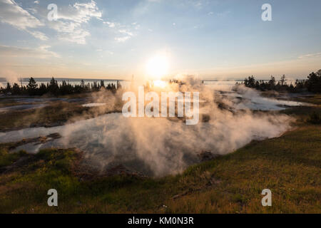 La vapeur s'élève à l'ouest de pouce geyser basin au coucher du soleil au parc national de Yellowstone, le 20 juillet 2017 dans le Wyoming. (Photo de jacob w. Frank via planetpix) Banque D'Images