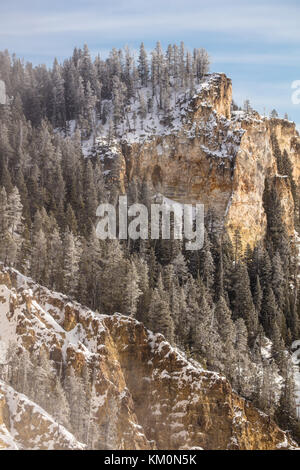 La neige recouvre le grand canyon de la Yellowstone au parc national de Yellowstone en hiver novembre 15, 2017 dans le Wyoming. (Photo de jacob w. Frank via planetpix) Banque D'Images