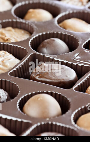 Extrait d'une variété de bonbons de chocolat noir et lait. L'extrême profondeur de champ avec selective focus on center candy. Banque D'Images