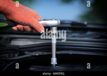 Mains de mécanicien automobile en service de réparation automobile Banque D'Images