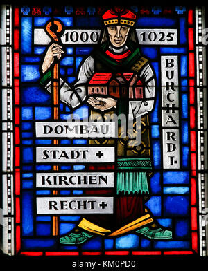 Vitrail dans Wormser Dom à Worms, Allemagne, représentant Burchard de Worms, évêque de la ville impériale de Worms, dans le Saint-Empire romain germanique. Banque D'Images