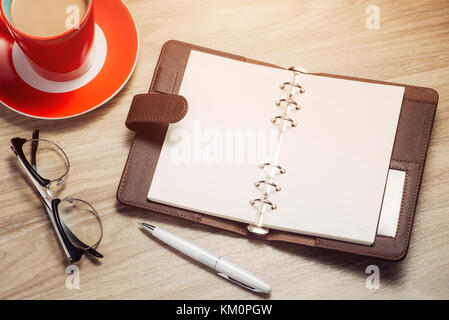 Blanc Blanc bloc-notes ouvert, stylo et tasse de café sur le bureau Banque D'Images