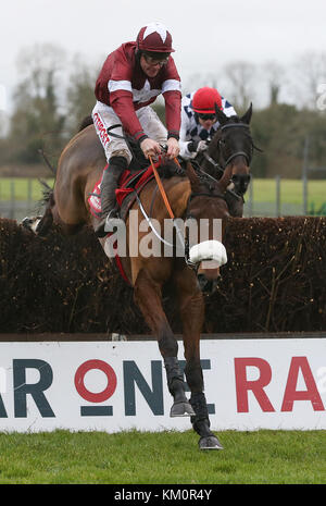 Peine de devoir monté par Davy Russell efface le dernier sur la façon de gagner le Bar 1 Drinmore Steeple débutant au cours du deuxième jour de la fête de l'hiver à Fairyhouse Hippodrome Fairyhouse, comté de Meath. Banque D'Images