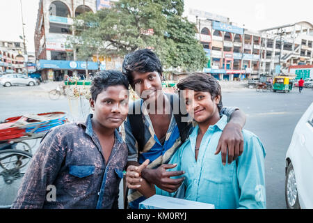 Les garçons dans la rue, à Amritsar (historiquement Ramdaspur Ambarsar, familièrement) une ville dans le nord-ouest de l'Inde dans la région du Pendjab Majha Banque D'Images