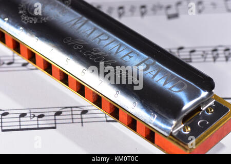 Harmonica sur une feuille de musique Banque D'Images