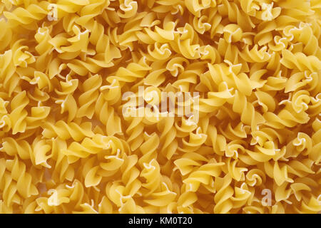 Les pâtes italiennes - penne fusilli et dans un bocal en verre sur fond brun Banque D'Images