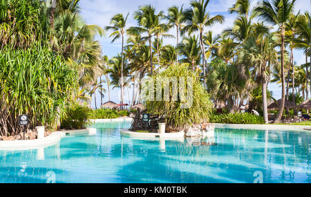 Punta Cana, République dominicaine - 4 janvier 2017 : plage de Punta Cana Bavaro Princess Hotel avec piscine sous les cocotiers Banque D'Images