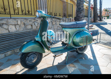 Classic green vespa 150 super garé en espagnol street Banque D'Images