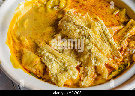 Potage au curry poissons chinois, mappas roi curry de poisson au lait de coco la crème dans un bol blanc Banque D'Images