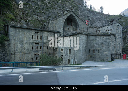 Strassensperre forteresse Nauders est intégré à la roche, l'Autriche, le Tyrol, l'Europe Banque D'Images