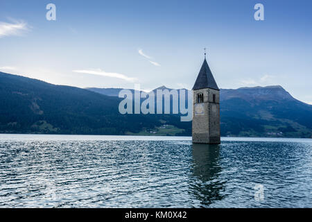 Sous l'eau, de l'église village noyé, paysage montagneux et les pics en arrière-plan. Reschen Lac Reschensee Lago di Resia. L'Italie, l'Europe, Südtirol, Sout Banque D'Images