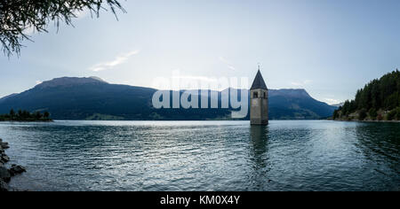 Sous l'eau, de l'église village noyé, paysage montagneux et les pics en arrière-plan. Reschen Lac Reschensee Lago di Resia. L'Italie, l'Europe, Südtirol, Sout Banque D'Images