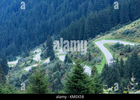 La route paysage, collines, montagnes et sommets enneigés en arrière-plan. La Haute Route alpine de Silvretta, Autriche Banque D'Images