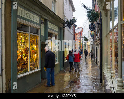 Une pluie froide journée d'hiver sur Anne de Whitby avec fenêtre personnes shopping pour les marchandises de Noël Banque D'Images