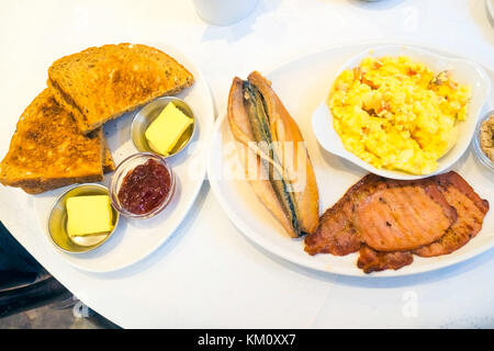 Déjeuner au Whitby café Smokehouse avec un kipper fumé, du bacon, des œufs brouillés au saumon, du pain grillé et du pain et du beurre Banque D'Images