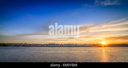 Bordeaux city skyline at sunset tourné de l'autre côté de la Gironde Banque D'Images