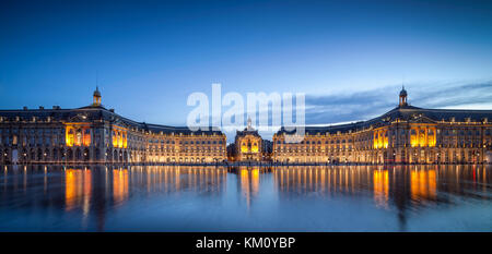 Place de la Bourse est l'un des plus importants sites touristiques de Bordeaux. Son architecte était Ange-Jacques Gabriel. Il a été construit de 1730 à 1775. Banque D'Images