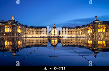 Place de la Bourse est l'un des plus importants sites touristiques de Bordeaux. Son architecte était Ange-Jacques Gabriel. Il a été construit de 1730 à 1775. Banque D'Images