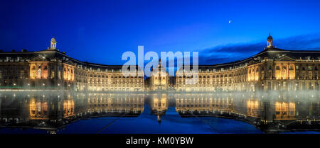 Place de la Bourse est l'un des plus importants sites touristiques de Bordeaux. Son architecte était Ange-Jacques Gabriel. Il a été construit de 1730 à 1775. Banque D'Images