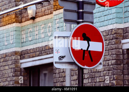 Art sticker sur aucun signe d'entrée dans Brick Lane. Londres, 2016. Le format paysage. Banque D'Images