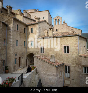 Vue sur le Castello di Postignano dans la région Ombrie en Italie. Juillet 2017. Format carré. Banque D'Images