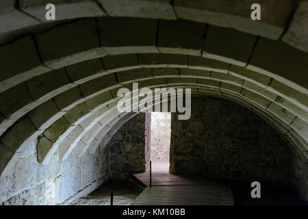 Les arcades en pierre ancienne dans une cave souterraine. Banque D'Images