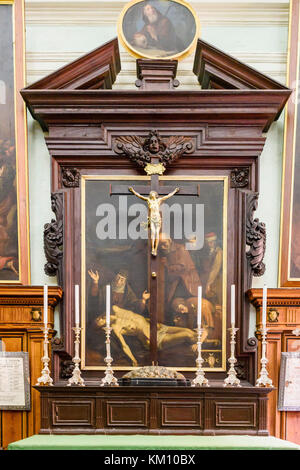 L'intérieur de l'autel Saint Paul's Cathedral, Mdina, Malte avec une peinture de la Crucifixion de Jésus Christ. Banque D'Images