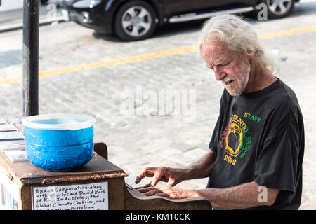 Seattle, Washington, USA - Septembre 4th, 2017 : le pianiste jonny hahn jouant dans la rue à Pike Market à Seattle, Washington. Banque D'Images