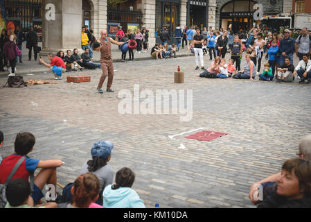 Foule aidant un spectacle d'un jongleur de rue à Covent Garden à Londres (UK). Juillet 2017. Banque D'Images