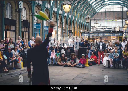 Foule aidant un spectacle d'un jongleur de rue à Covent Garden à Londres (UK). Juillet 2017. Banque D'Images