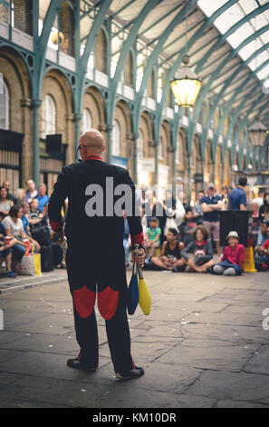 Foule aidant un spectacle d'un jongleur de rue à Covent Garden à Londres (UK). Juillet 2017. Banque D'Images