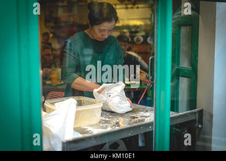 Femme préparant boulettes en un restaurant asiatique dans le quartier chinois. Londres (Royaume-Uni), juillet 2017. Banque D'Images