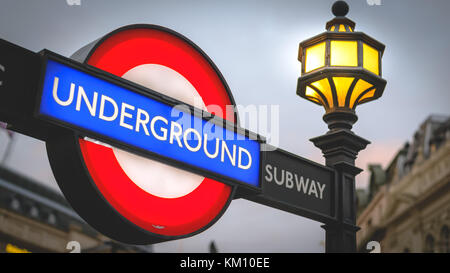 Signe de métro station à Piccadilly Circus, à Londres (Royaume-Uni). Juillet 2017. Le format paysage. Banque D'Images