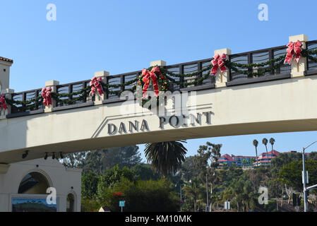 Dana Point, ca - Dec 1, 2017 : passerelle au-dessus de Pacific Coast Highway. Le pont prend des gens sur la route très fréquentée de Doheny State Beach. Banque D'Images