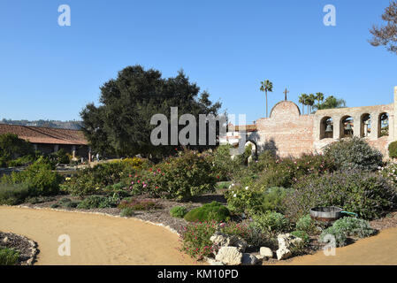 San Juan Capistrano, CA - 1 décembre 2017 : clocher-mur et des jardins à la joyau des missions, fondée en 1776. Banque D'Images