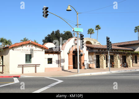 San Juan Capistrano, CA - 1er décembre 2017 : entrée principale de la mission San Juan Capistrano. Le monument historique et le musée, est le lieu de naissance d'Orange C. Banque D'Images