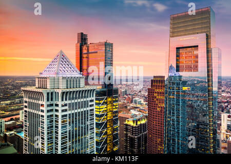 Antenne de Philadelphie avec gratte-ciel au coucher du soleil. Banque D'Images